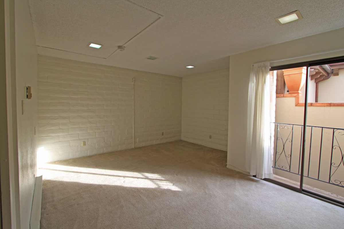 The living room measures 14' x 15 1/2' 